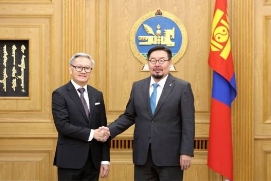 Lao Foreign Minister Pays Courtesy Call on Mongolian Prime Minister